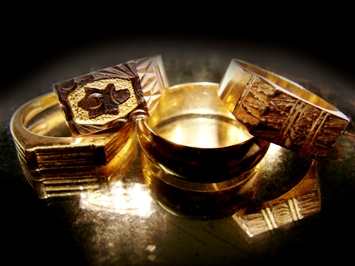 This photo of a display of gold rings ... almost a ring for every finger ... was taken by Jayesh Nair of Mumbai, India.